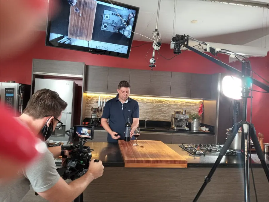 Gravando sobre rótulo, com a garrafa aberta na frente