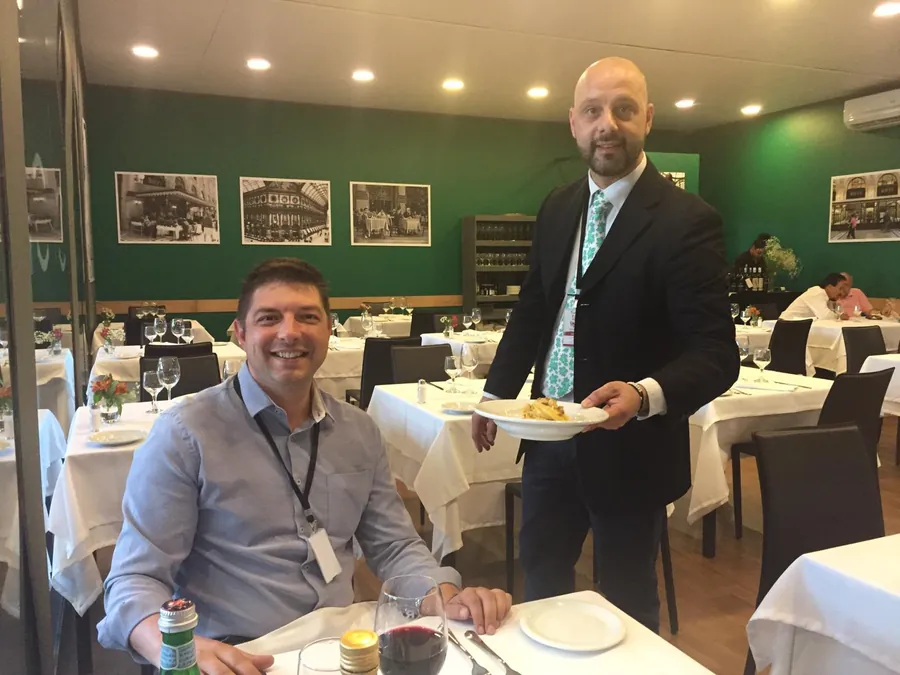 À mesa, onde o rótulo encontra a comida